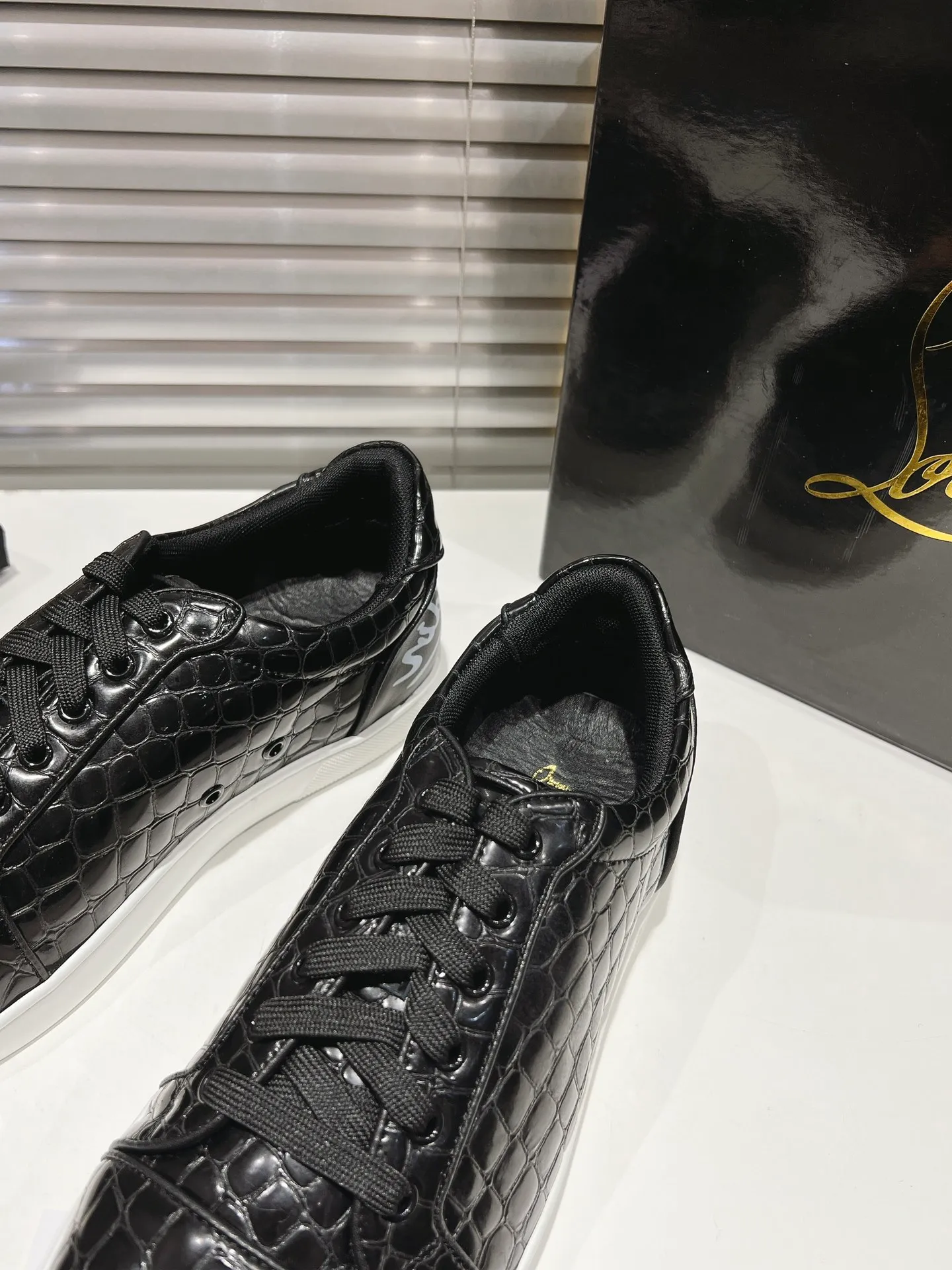 👟👟Ex-factory price 700👟👟 ╔Low top black stone pattern printed logo model╗ ·Top version customization·²⁰²²𝐬𝐬 𝑪𝒉𝒓𝒊𝒔𝒕𝒊𝒂𝒏 𝑳𝒐𝒖𝒃𝒐𝒖𝒕𝒊𝒏 ▪️No matter the last shape, fabric, diamonds, nails, lining, outsole, they are as close as possible to ZP... ▪️The original sole is specially provided by the original factory ▪️The lining is imported water-dyed cowhide ▪️Private customization time is about 3-7 days —————— Size: Women's 35M-41M Men's 38M-47M, half size can be customized